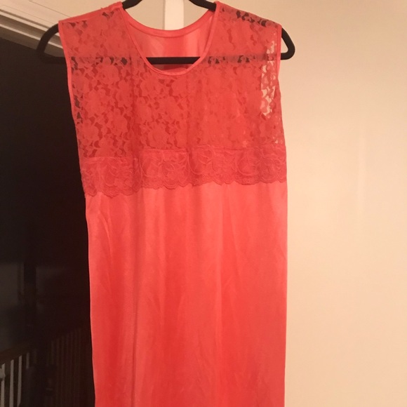 Peachy pink satin nightwear set - Picture 2 of 7